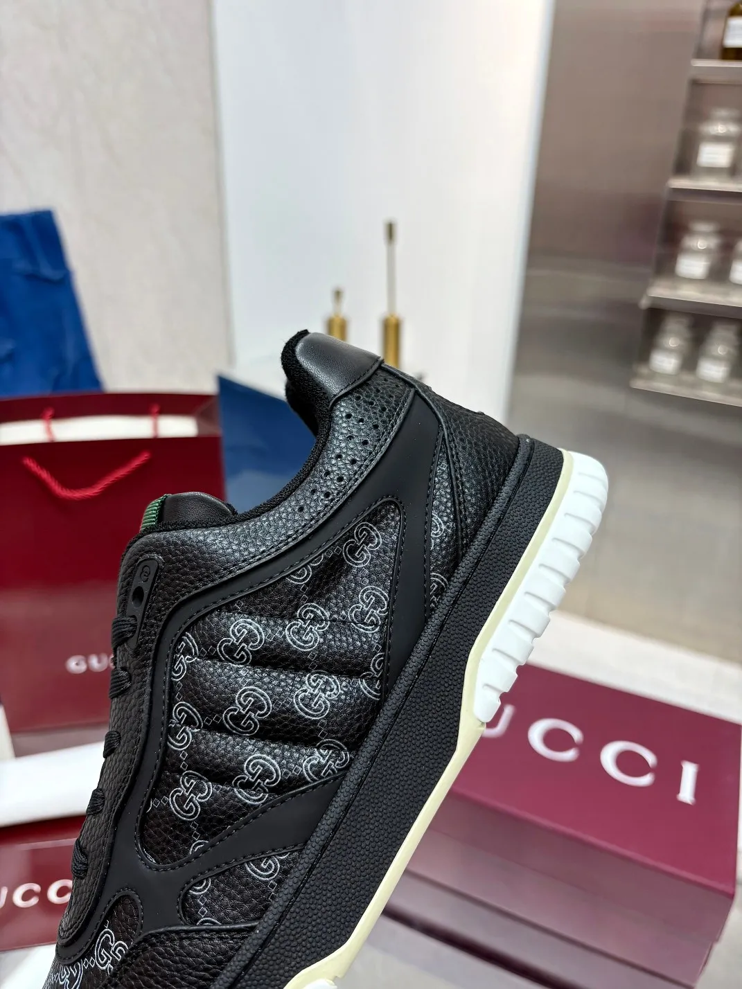 Men's Men's Shoes 💰660 Gucci Gucci's latest hot-selling series of high and low-top distressed couple sneakers are shipped. Original purchase, development and production. This high-low top sneaker adopts a basketball-style silhouette design, cleverly integrated with hollow panels and distressed effects, showing its unique ingenuity. The ingenuity incorporates brand logo details such as interlocking Double G styling accessories and Gucci lettering, a low-key tribute to the brand's design heritage.  ▪️ Fabric: Original customized imported first-layer cowhide ▪️ Lining: Sweat-absorbent and deodorant towel lining ▪️ Sole: Original molded TPU sole ▪️ Sole thickness: 3cm ▪️ Size: Male 39-46 (46 customized)